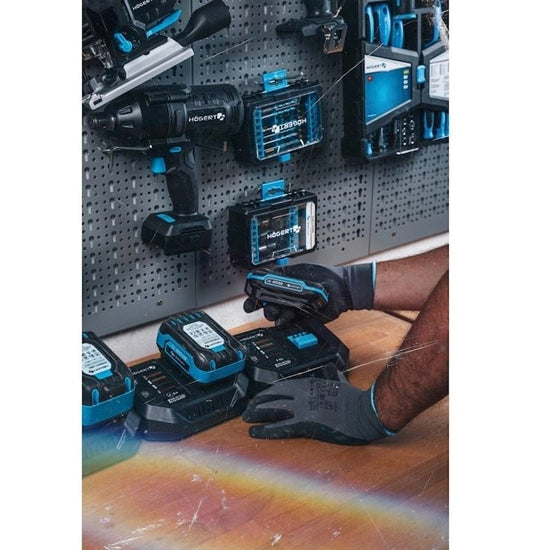 Зарядное устройство Högert OneAccuSystem HT2E242-C40 18V 4A